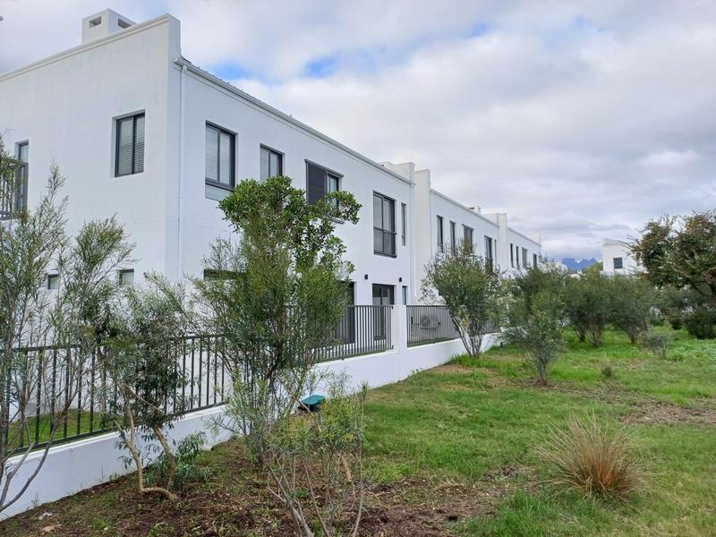 To Let 4 Bedroom Property for Rent in Somerset West Western Cape